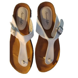 American Eagle Woman White Patent leather Size 9.5 Toe Post Sandals or Flip Flop